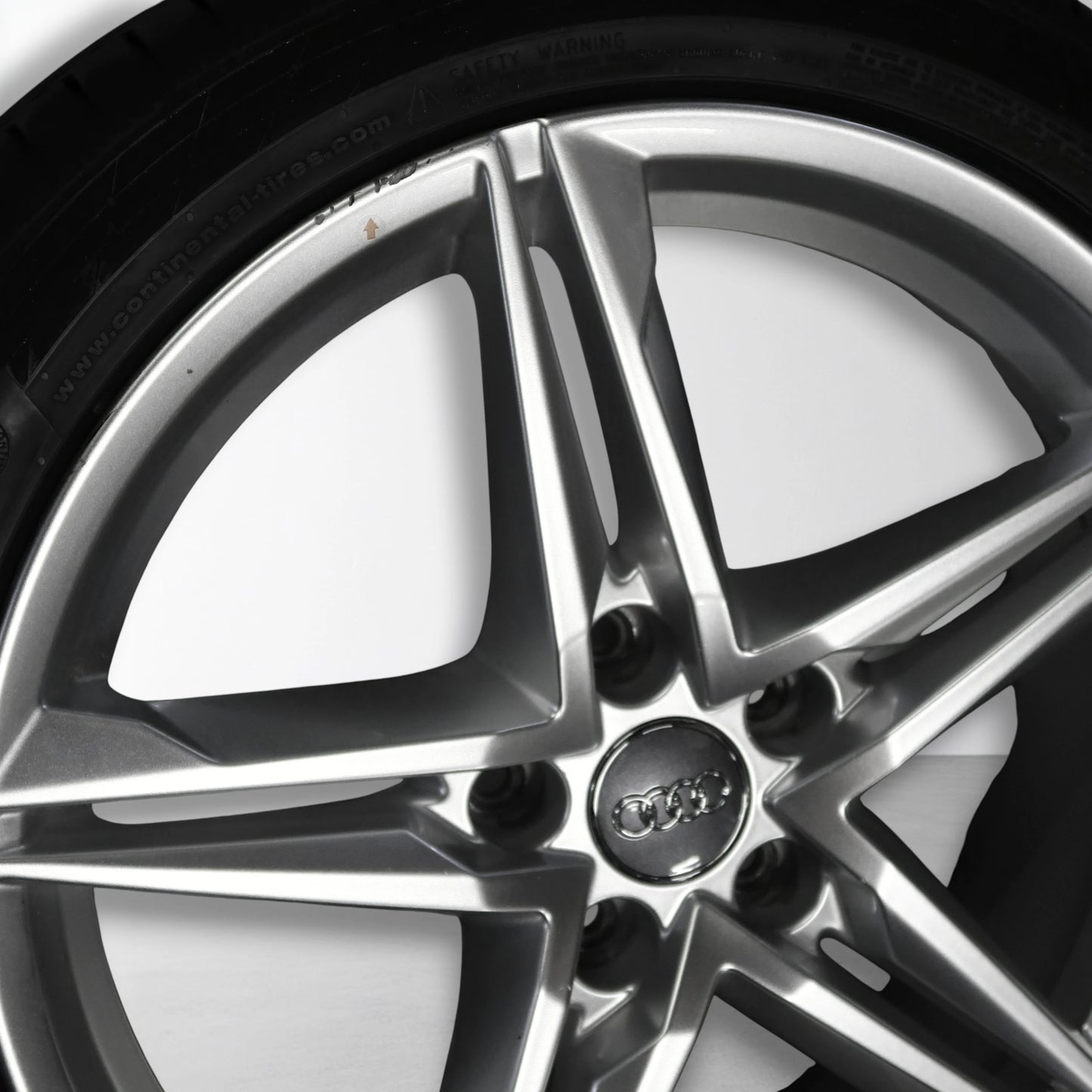 Zilveren 18-inch velg met spaken en centraal embleem