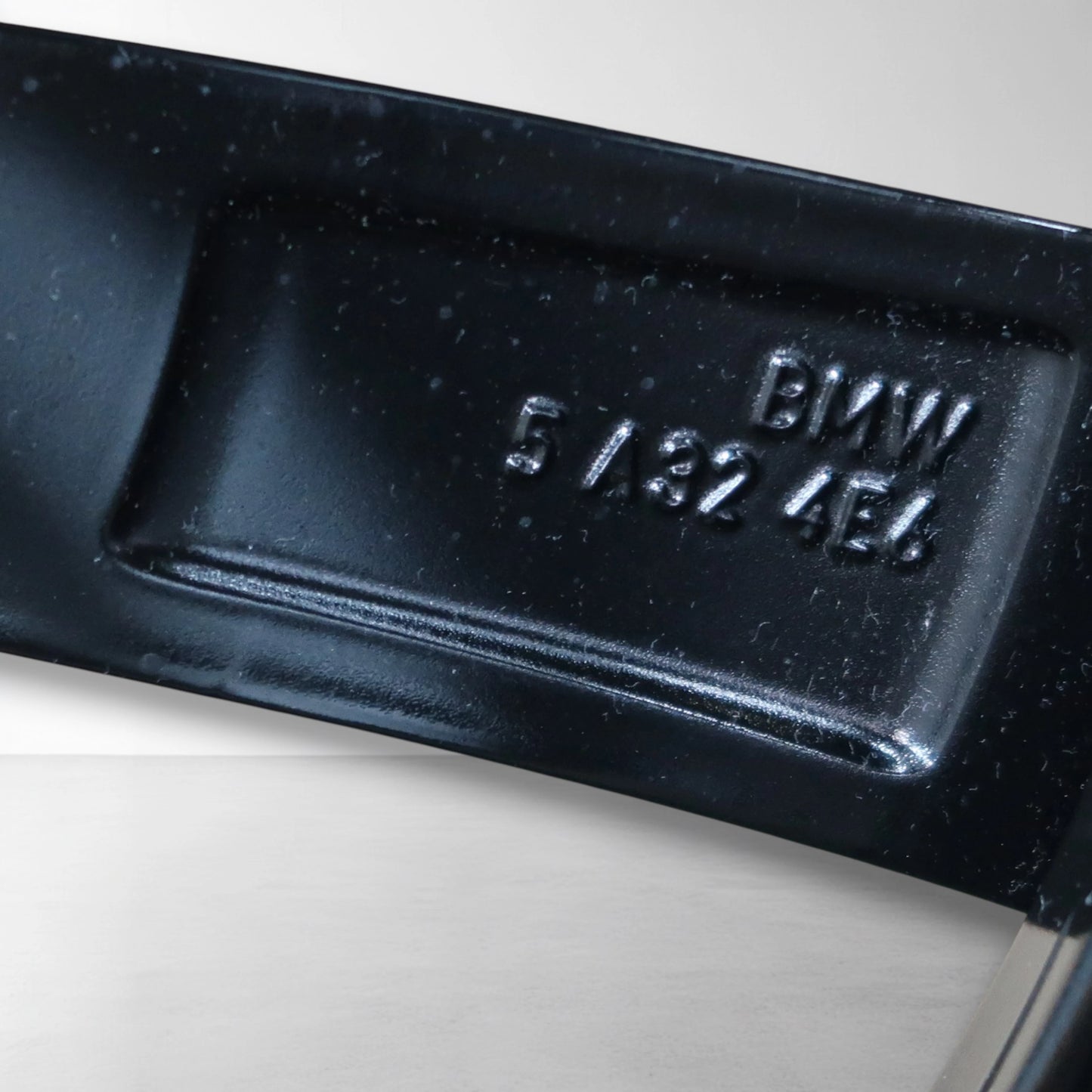 Zwarte BMW-wielaccessoire met gegraveerde nummeropdruk.