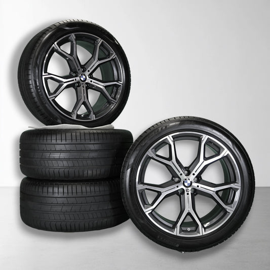 Twee 21-inch wielen met zomerbanden, BMW velgen met zwart-zilveren spaken.