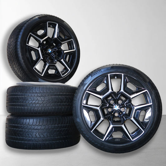 Twee 22 inch velgen met zwart-zilveren spaken en gemonteerde winterbanden