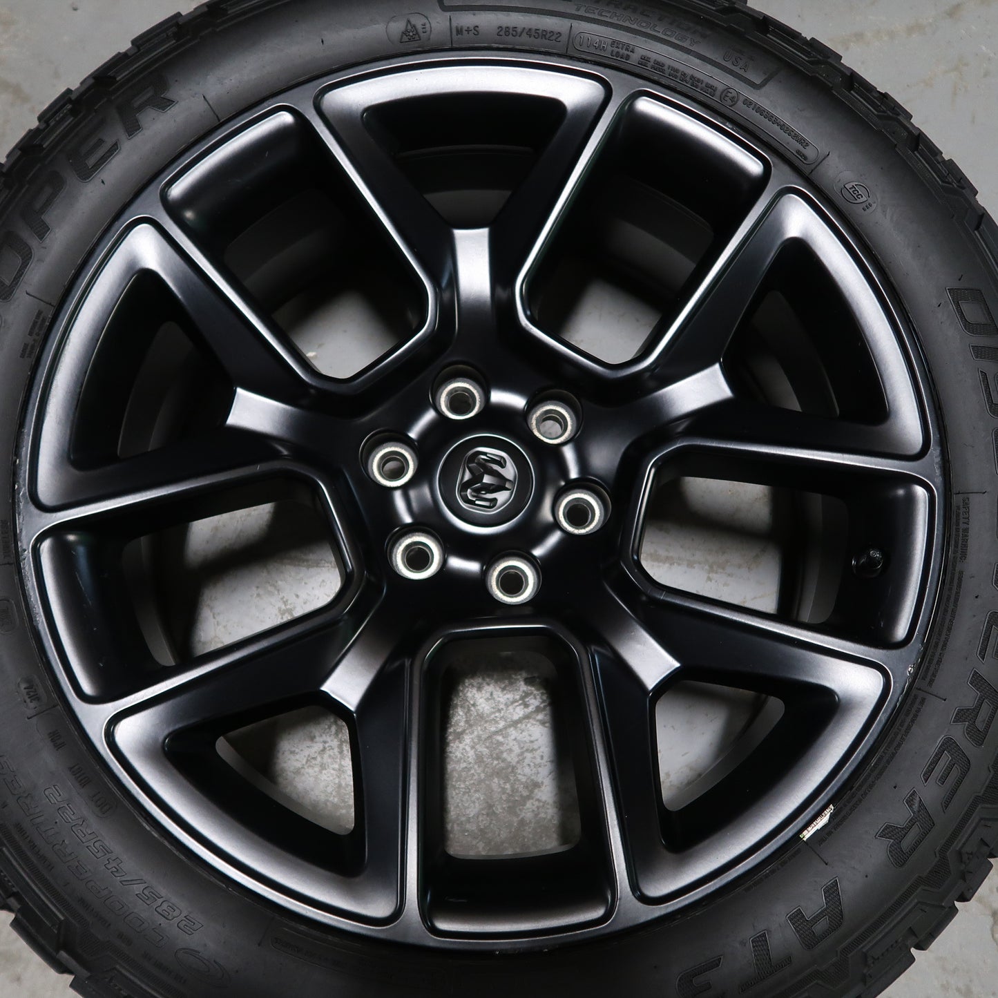 Dodge RAM 1500 22 inch originele velgen 5YD61TRMAB | All Season banden