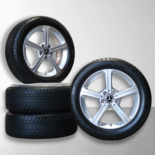 Set 17 inch velgen met winterbanden; zilveren vijfspaaks en Mercedes-middenkap