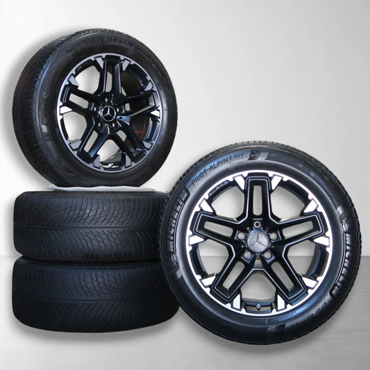 Winterband en 20 inch velg met zwart-witte spaaks en Mercedes-logo