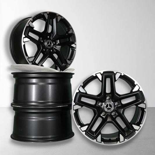 Set originele lichtmetalen velgen in zwart met zilveren accenten en Mercedes-logo