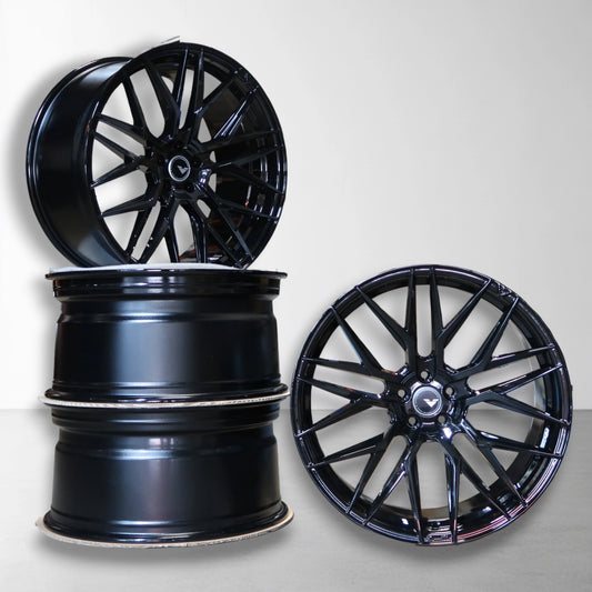 Zwarte 22 inch lichtmetalen velgen, twee stuks, met spaken en naafdop