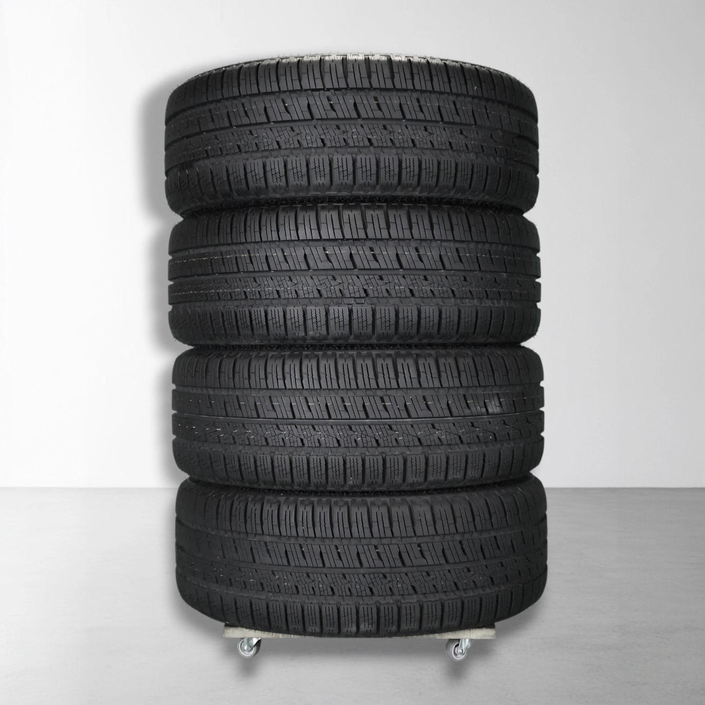 Allseason banden-set, gestapeld in zwart, 17 inch, zonder zichtbare velgen