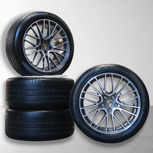 21 inch velg met zomerband, zilveren spaken en zwarte buitenrand; losse banden ernaast