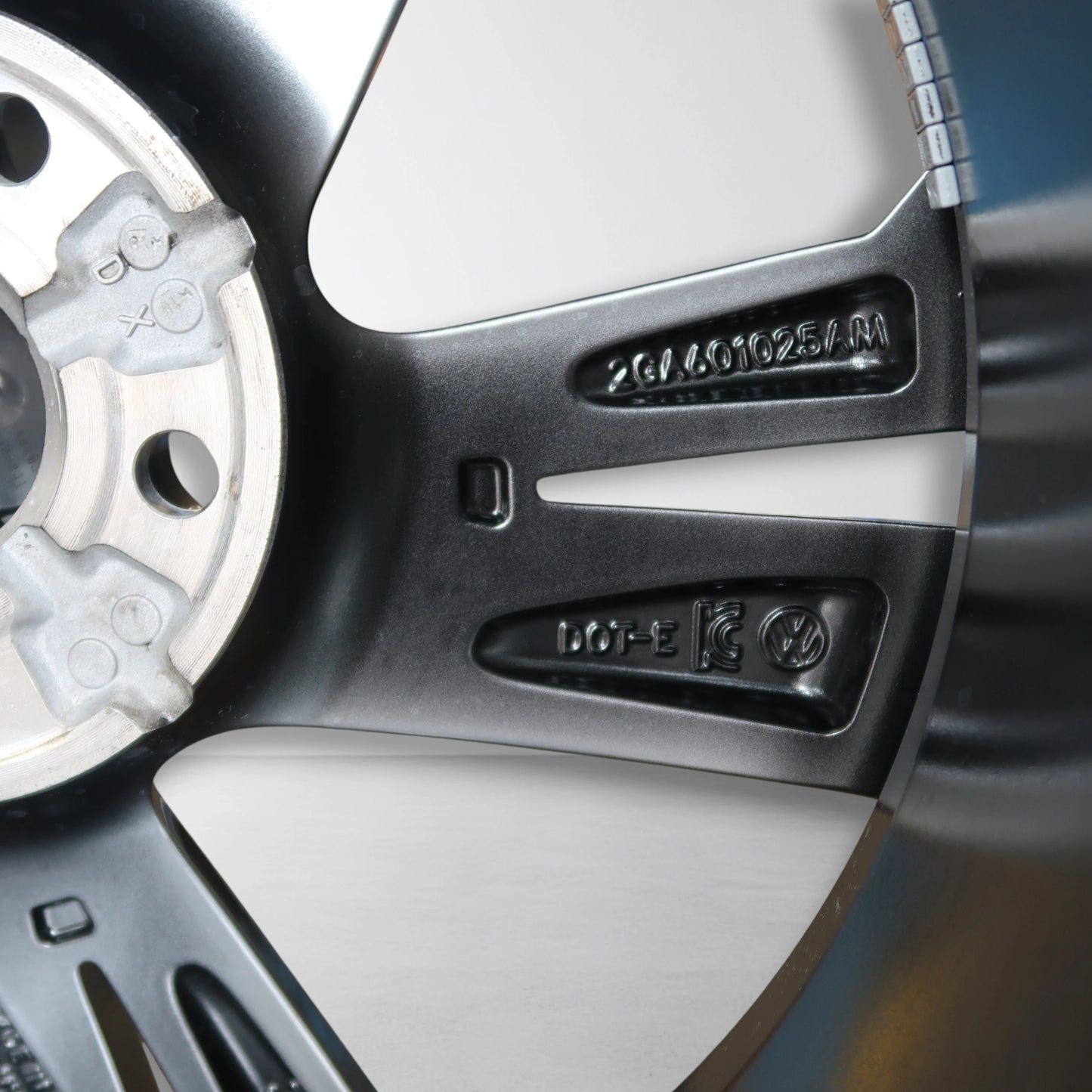 Velgdetail met gegraveerde typecode 2GA601025AM en ventielgat.