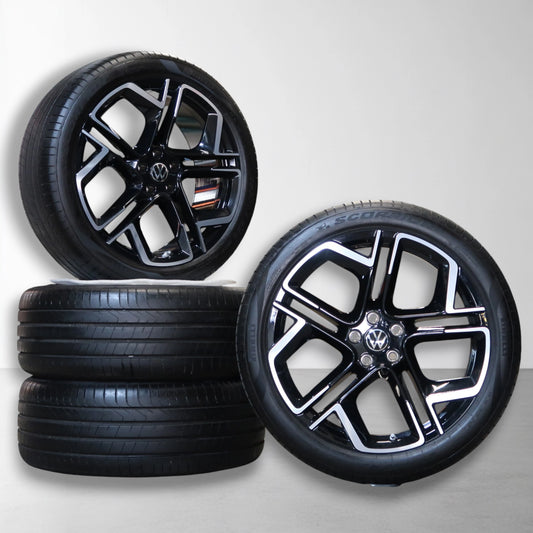 20 inch velg met zwarte spaken en logo, met bijpassende zomerband