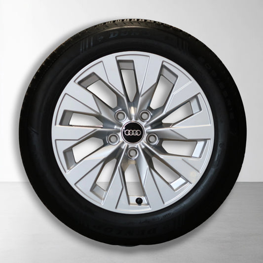 Audi velg met all-season band, zilveren spaken en Audi-logo in het midden