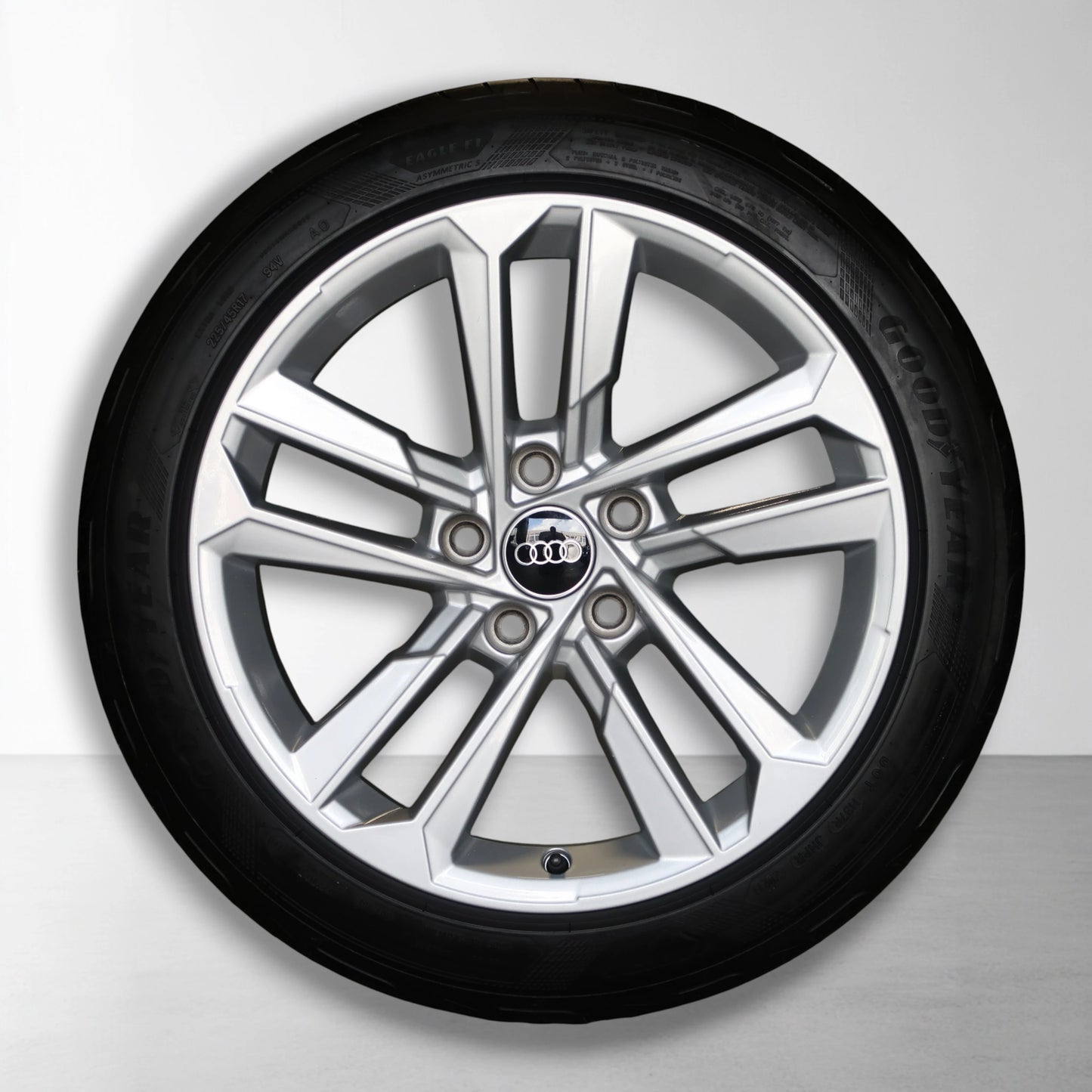 Audi A3 8Y 17 inch originele velgen 8Y0601025E | Zomerbanden