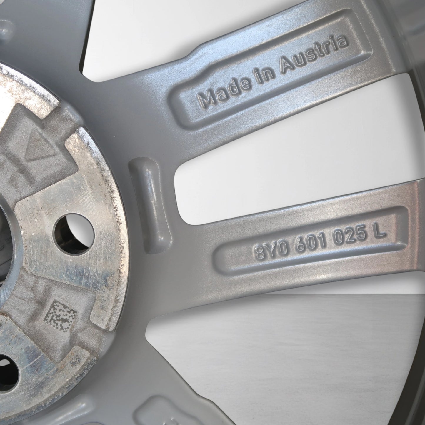 Velg-opschrift 8Y0601025L en Made in Australia, close-up van spaak en tekst