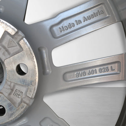 Velg-opschrift 8Y0601025L en Made in Australia, close-up van spaak en tekst