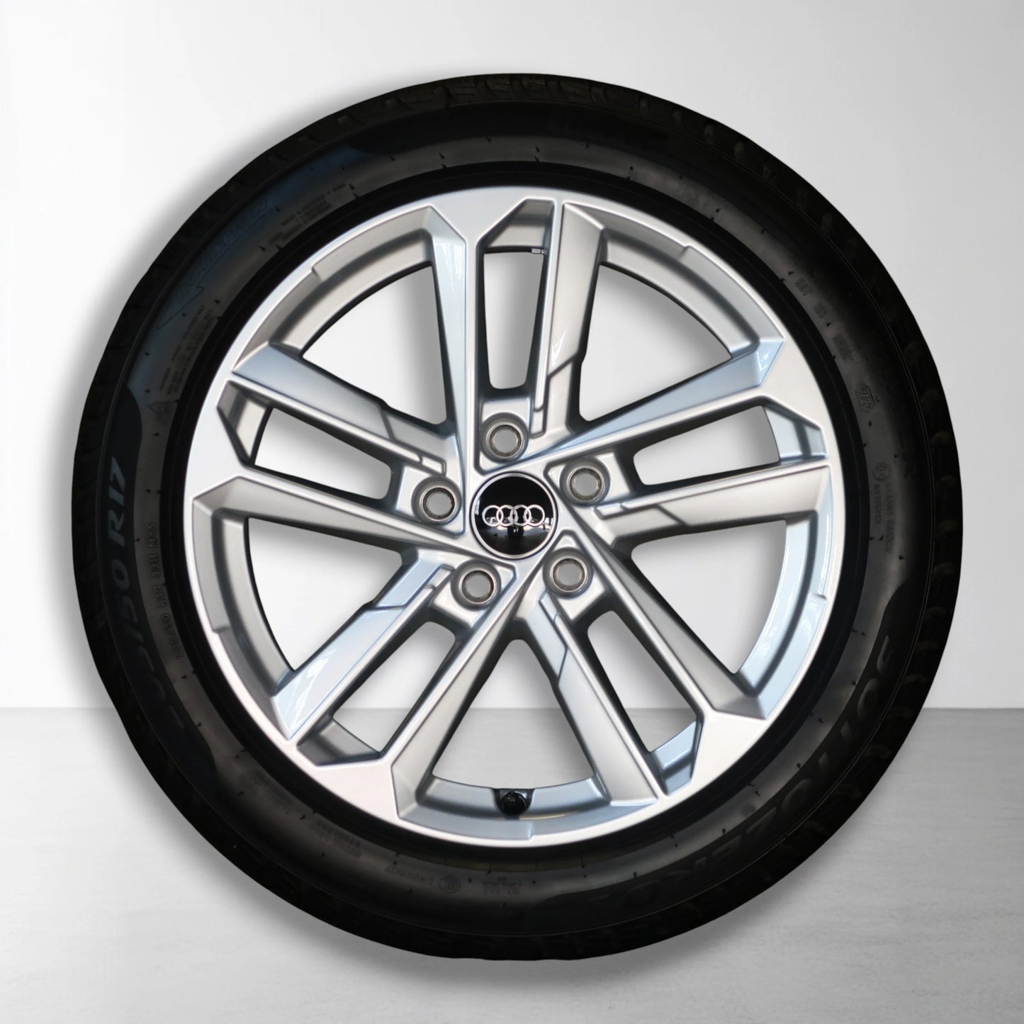 Lichtmetalen velg met winterband, spaakpatroon en logo in de naaf
