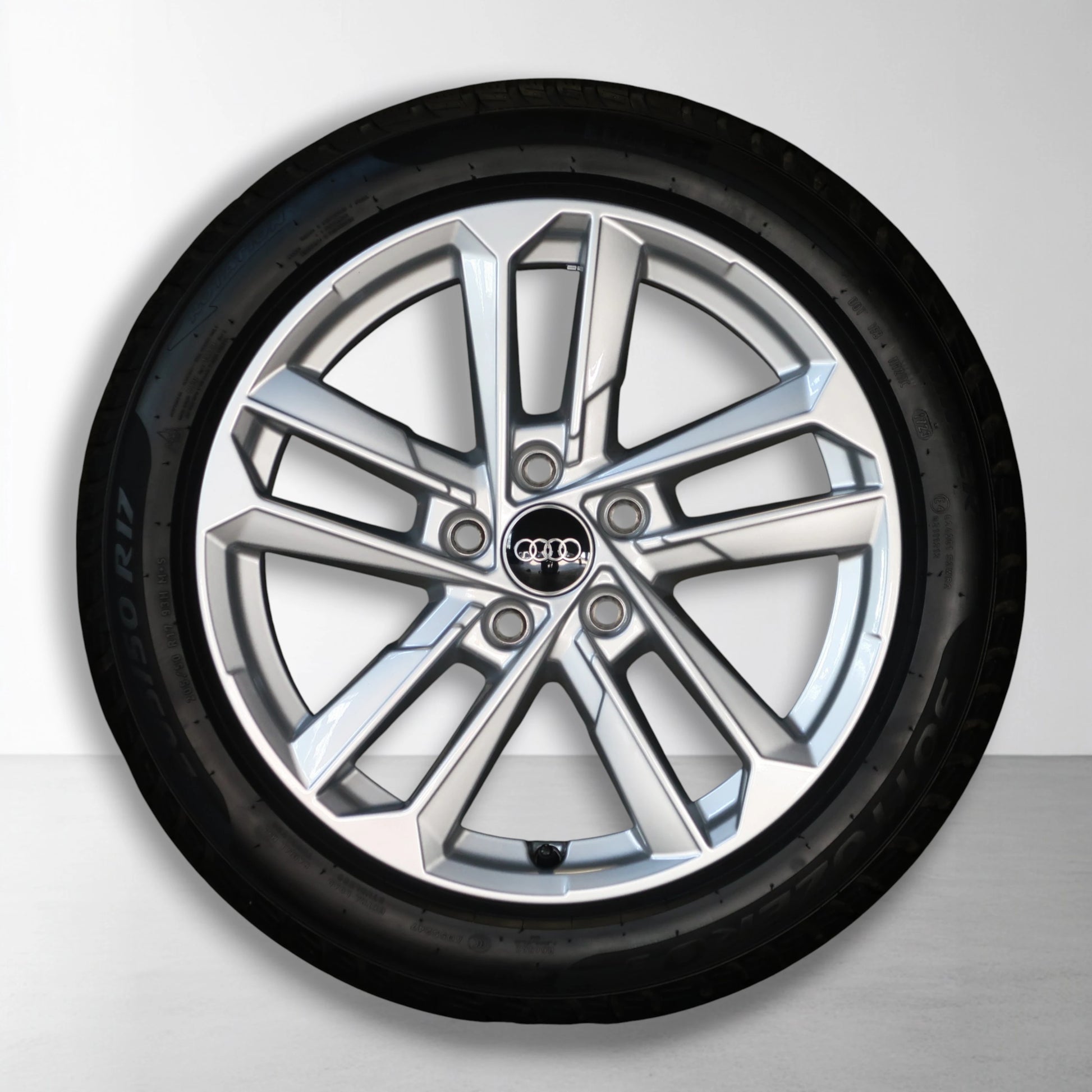 Lichtmetalen velg met winterband, spaakpatroon en logo in de naaf