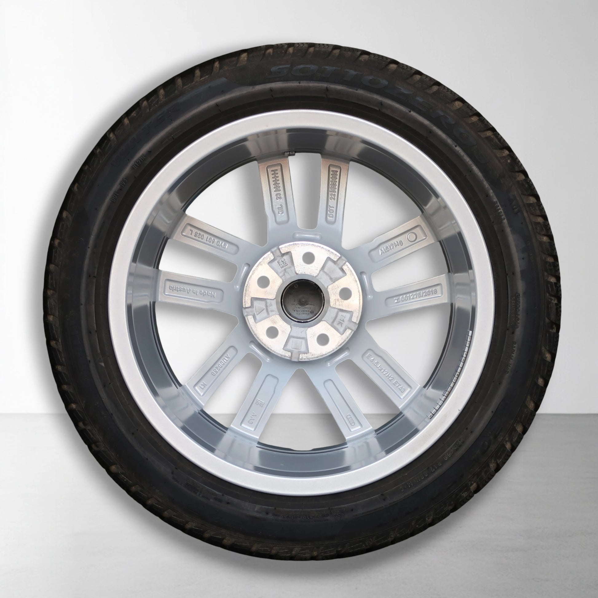 Lichtmetalen velg met winterband, achteraanzicht met stervormige spaken