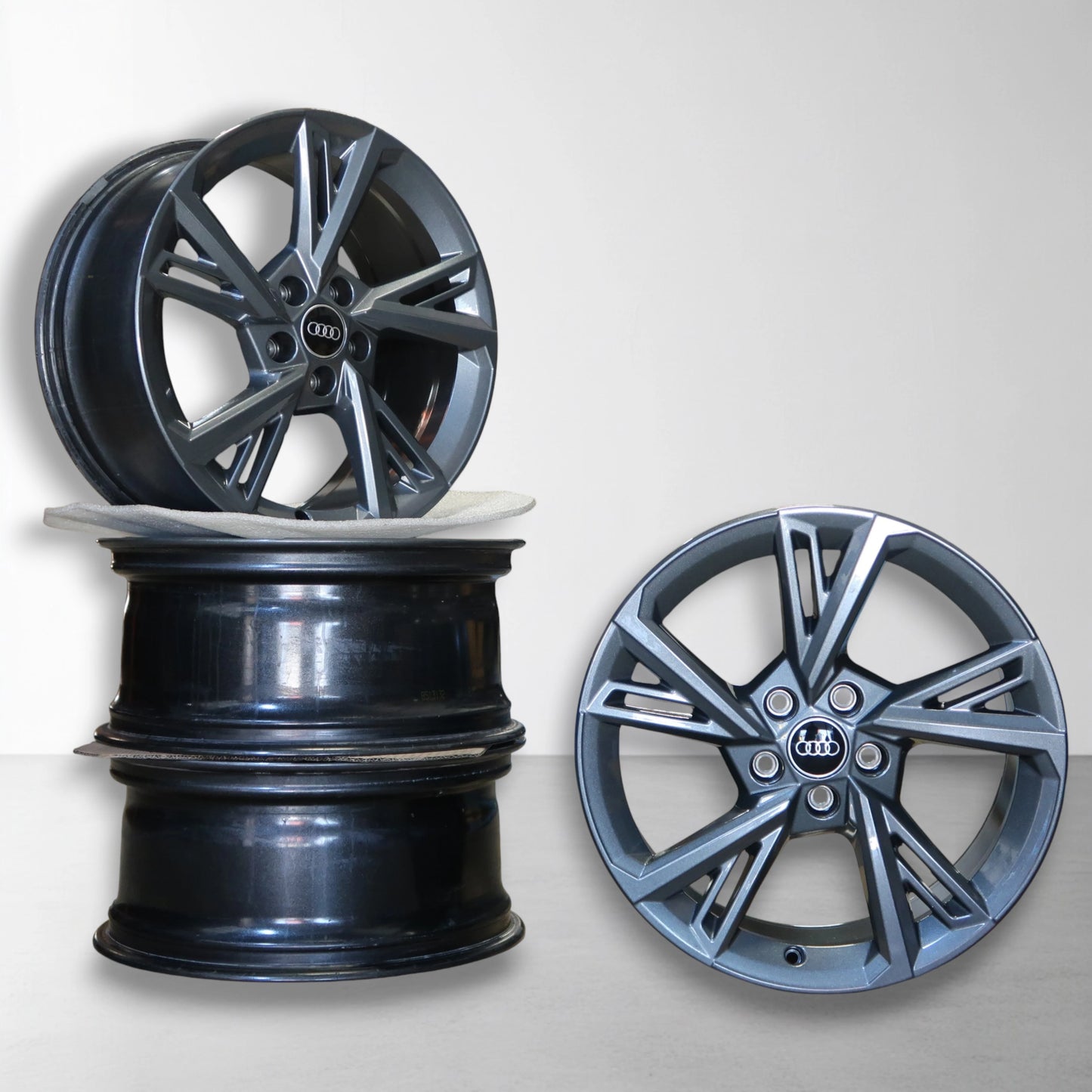 Set originele Audi velgen met spaakdesign, zwart en zilverkleurig, 18 inch