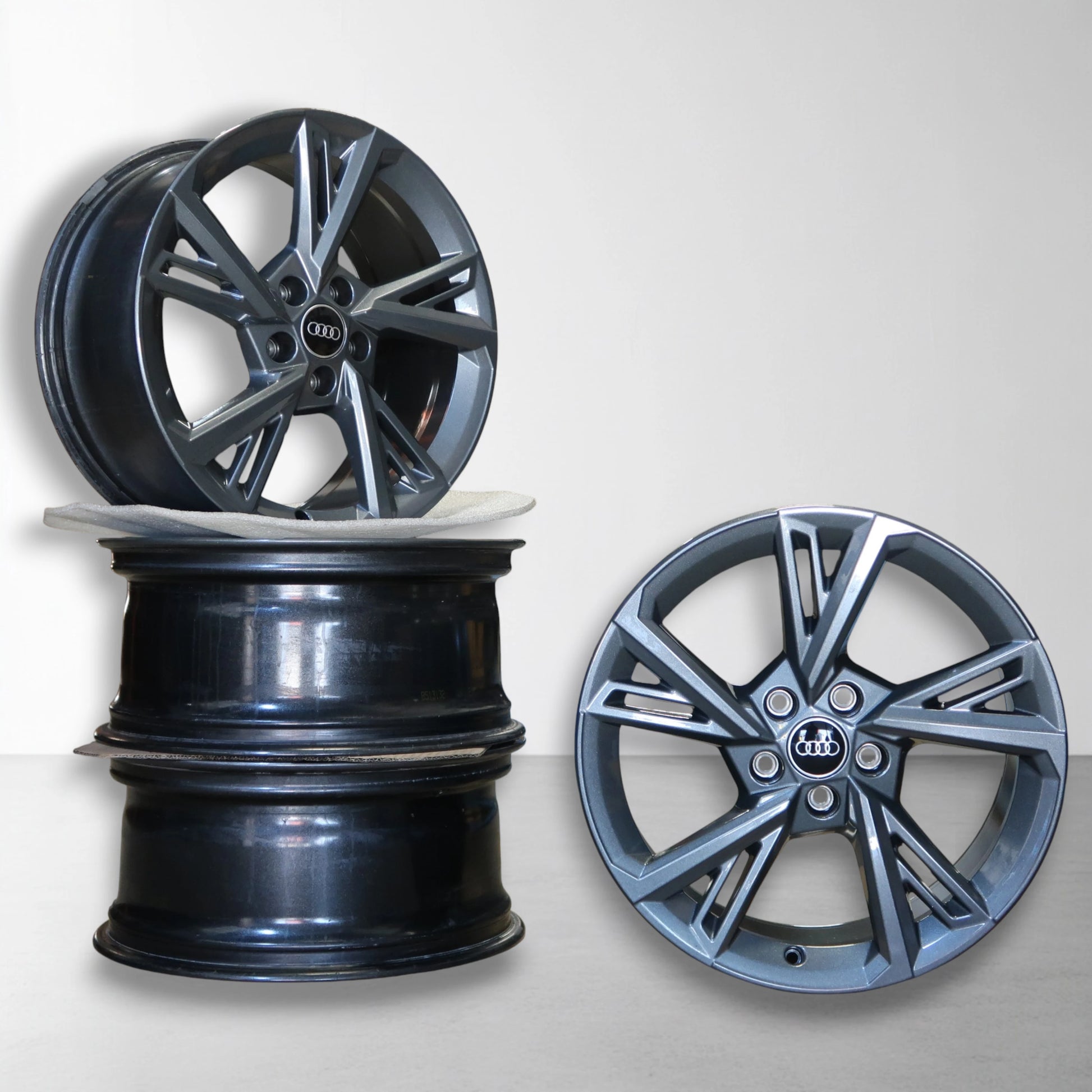 Set originele Audi velgen met spaakdesign, zwart en zilverkleurig, 18 inch