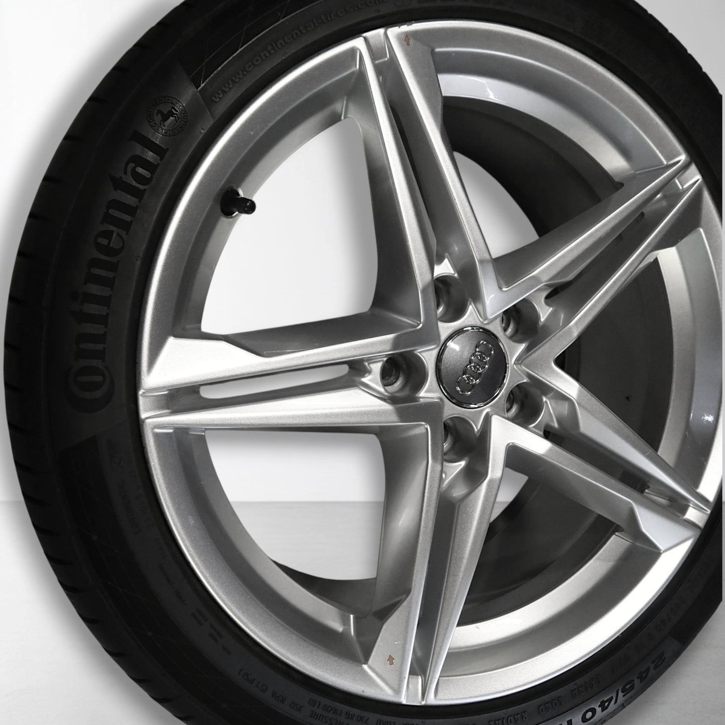 Zilveren 18-inch velg met spaakpatroon en naafdetails