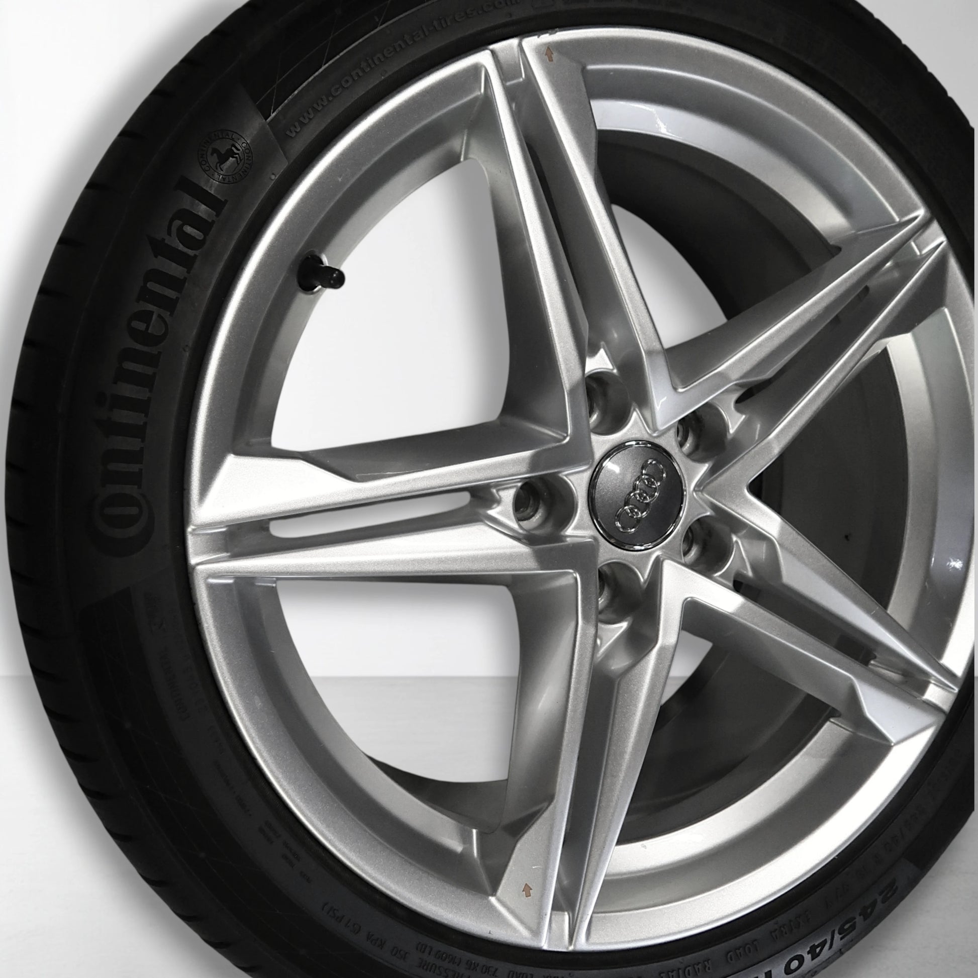 Zilveren 18-inch velg met spaakpatroon en naafdetails