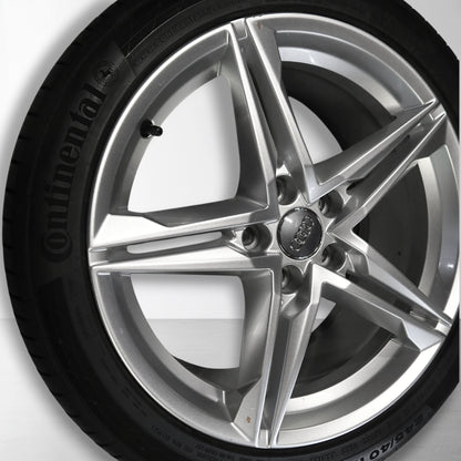 Zilveren 18-inch velg met spaakpatroon en naafdetails