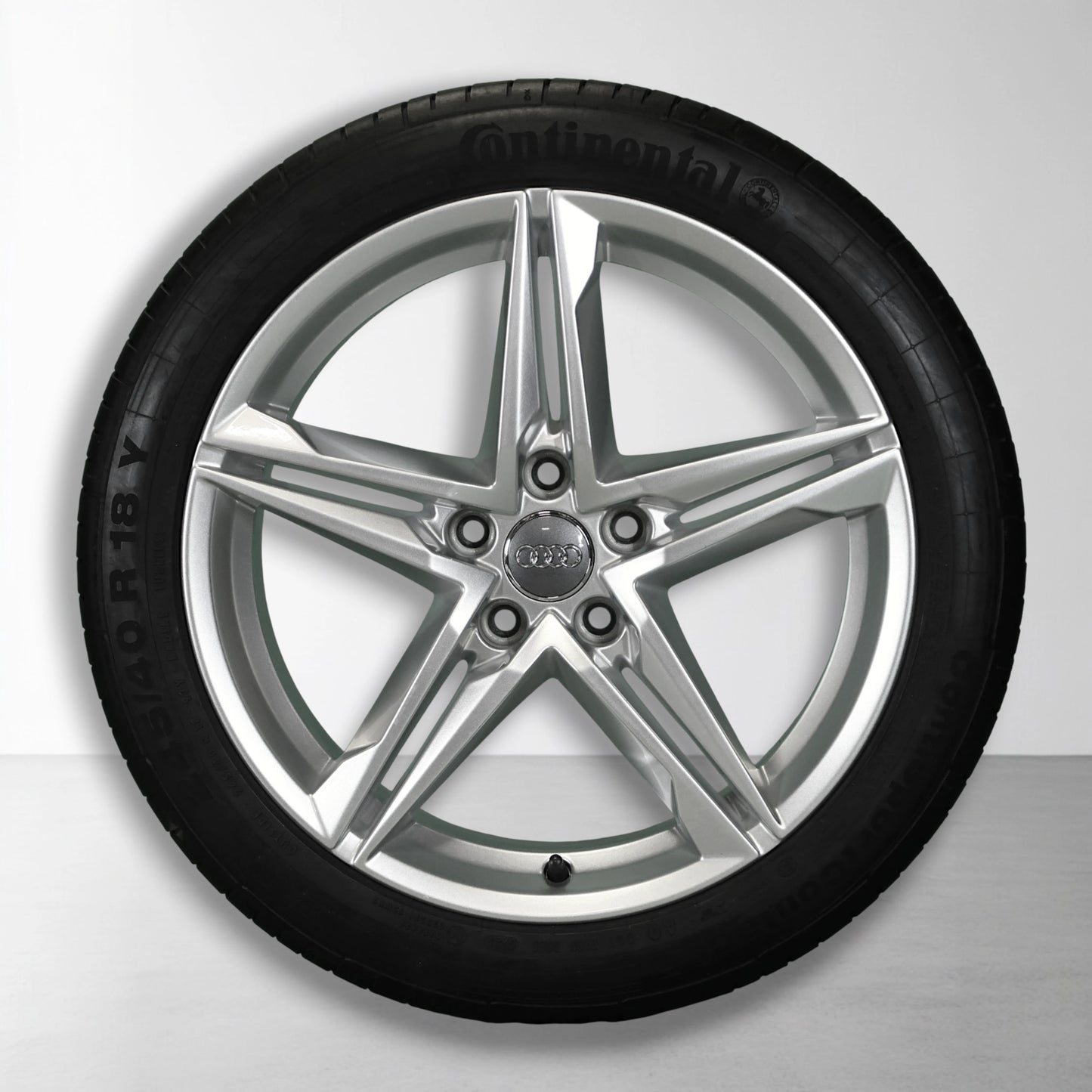 Zilveren 18-inch velg met spaakpatroon en zomerband