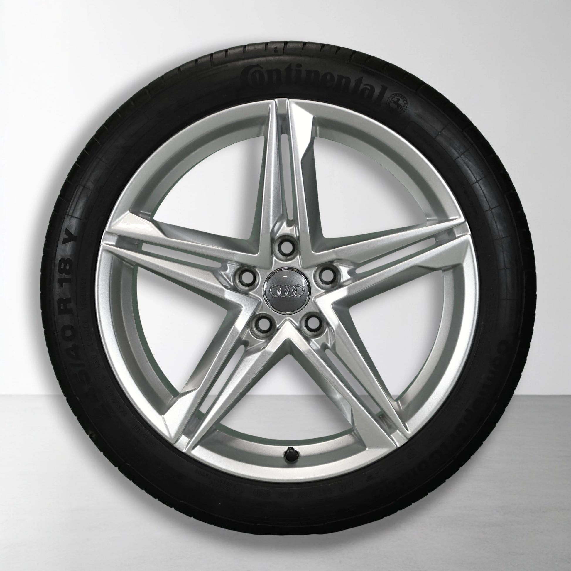 Zilveren 18-inch velg met spaakpatroon en zomerband