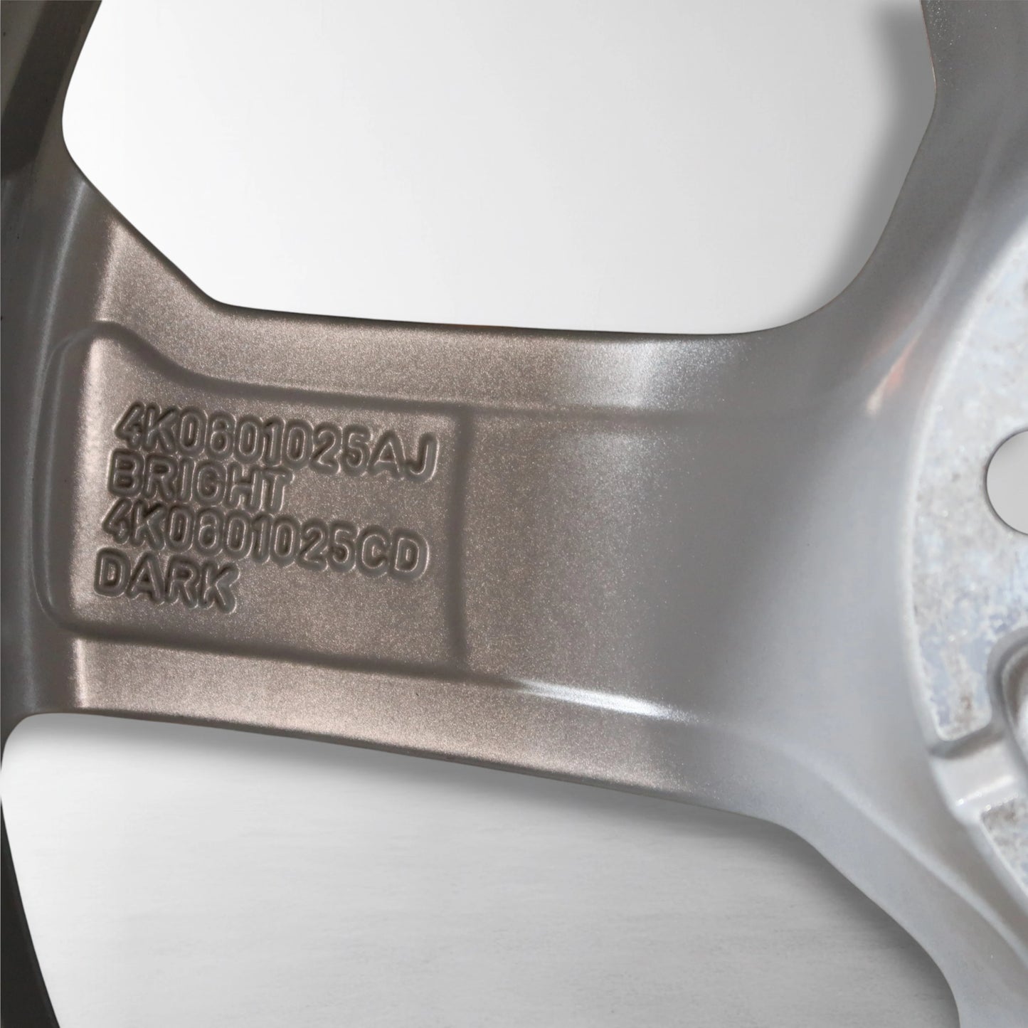 Velgdetail met gegraveerde codes, inclusief 4K0601025AJ en 4K0901025CD