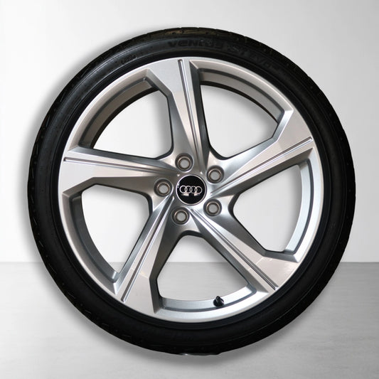 Audi velg met zilveren spaakdesign en zwarte band, close-up