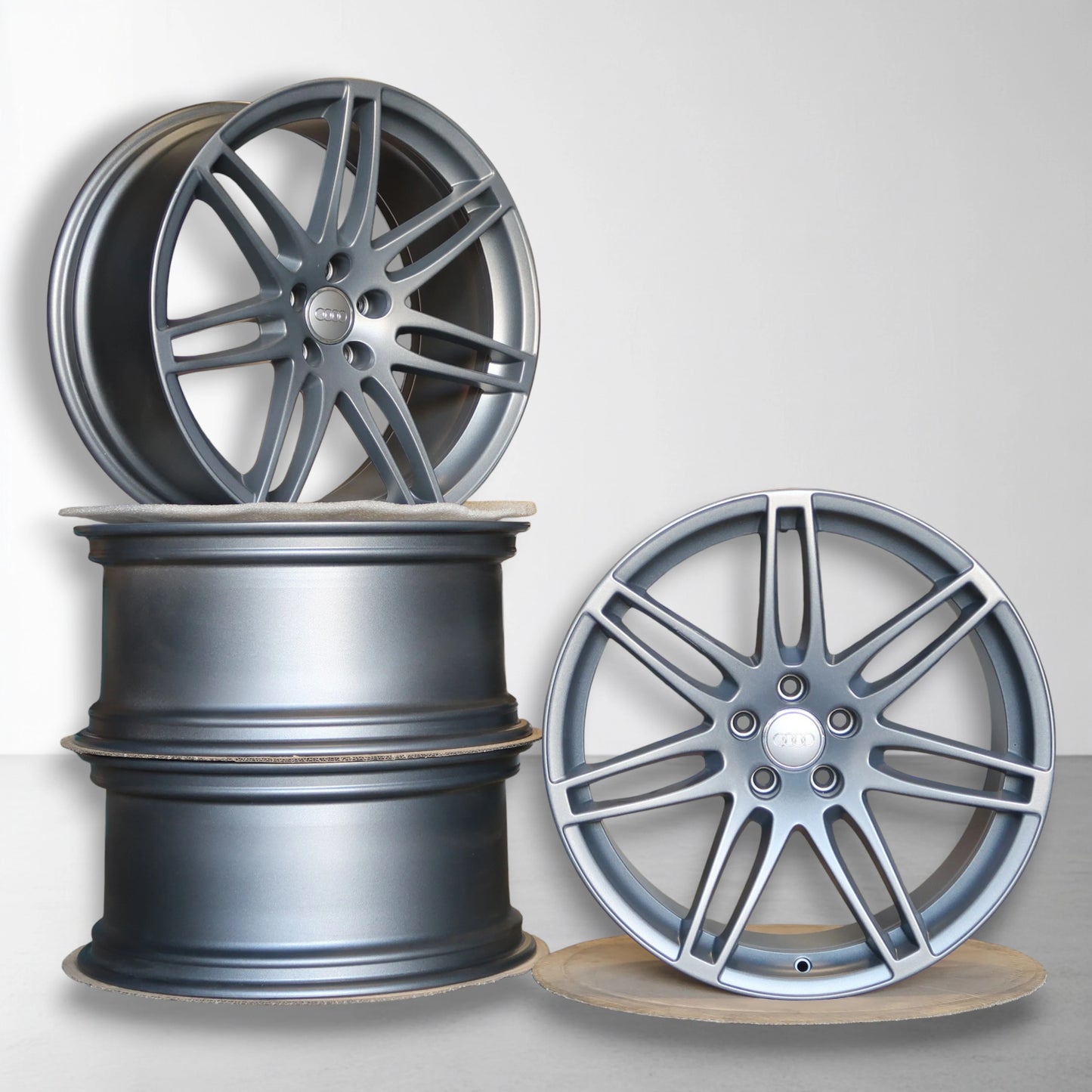 Originele 20 inch velgen set, donkergrijs en zilverkleurig, met Audi-naafkap.