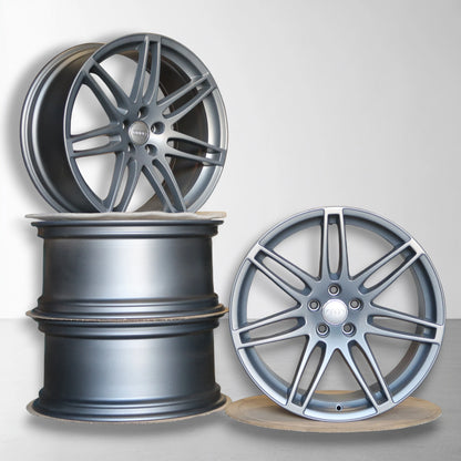 Originele 20 inch velgen set, donkergrijs en zilverkleurig, met Audi-naafkap.