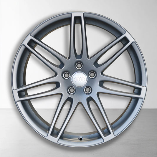 Enkele 20 inch lichtmetalen velg met spaken en ronde naafkap, donkergrijs/zilver.