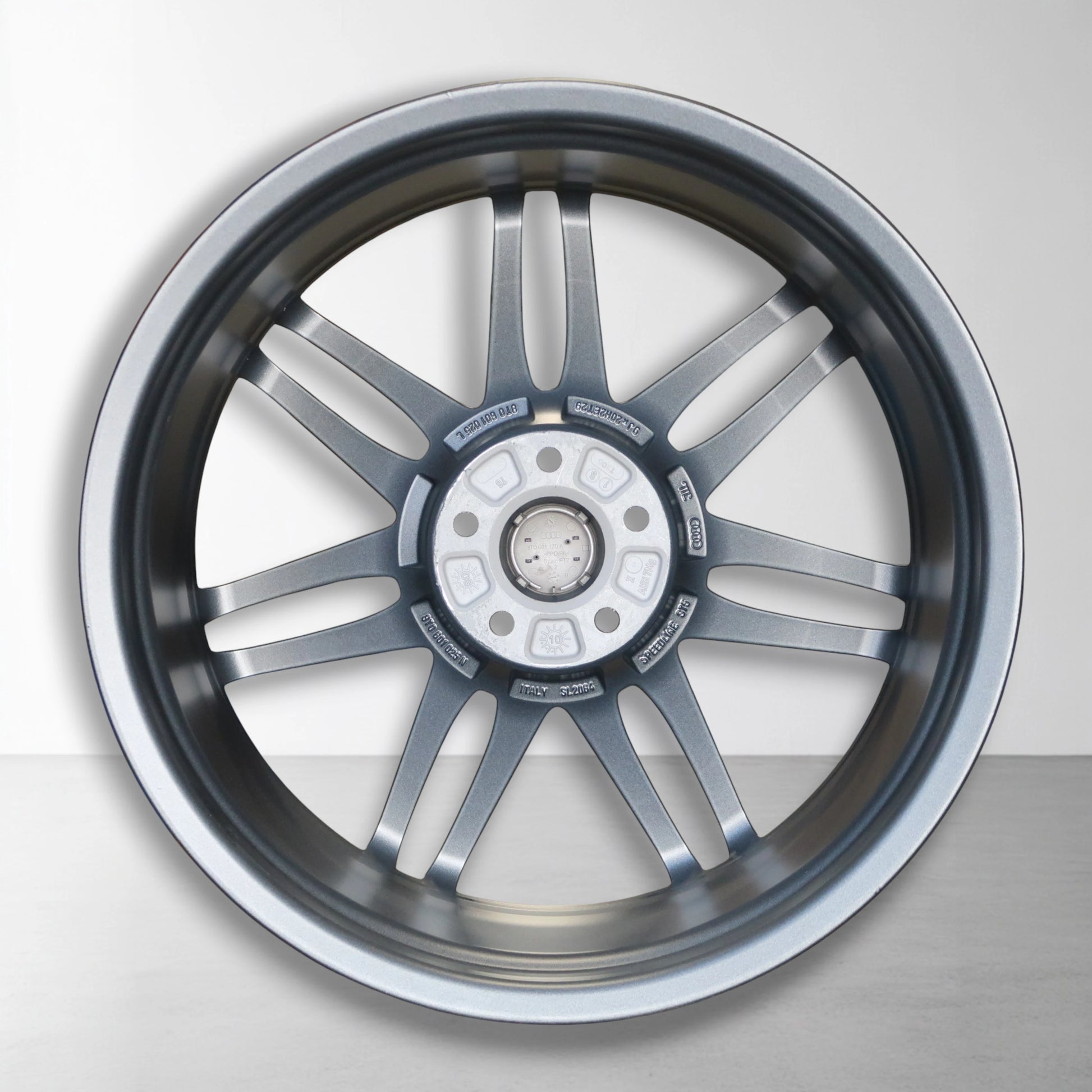 20 inch velg met vijf spaken en gedetailleerde naafkap, donkergrijs en zilver.