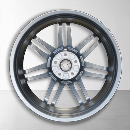 20 inch velg met vijf spaken en gedetailleerde naafkap, donkergrijs en zilver.