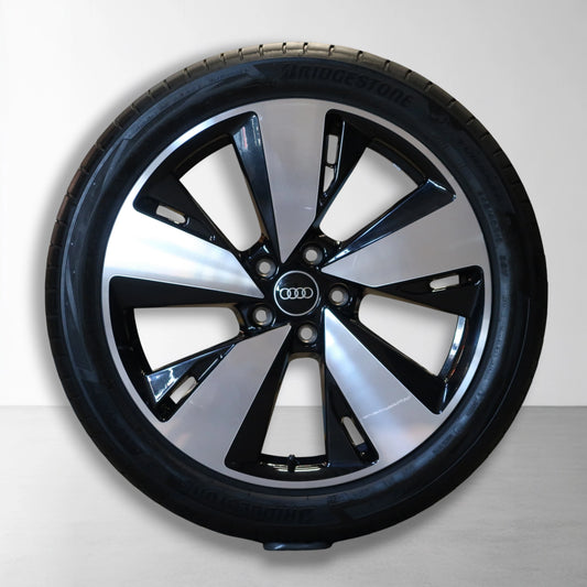 Velg met zomerband, zwart en zilverkleurige spaken met Audi-embleem