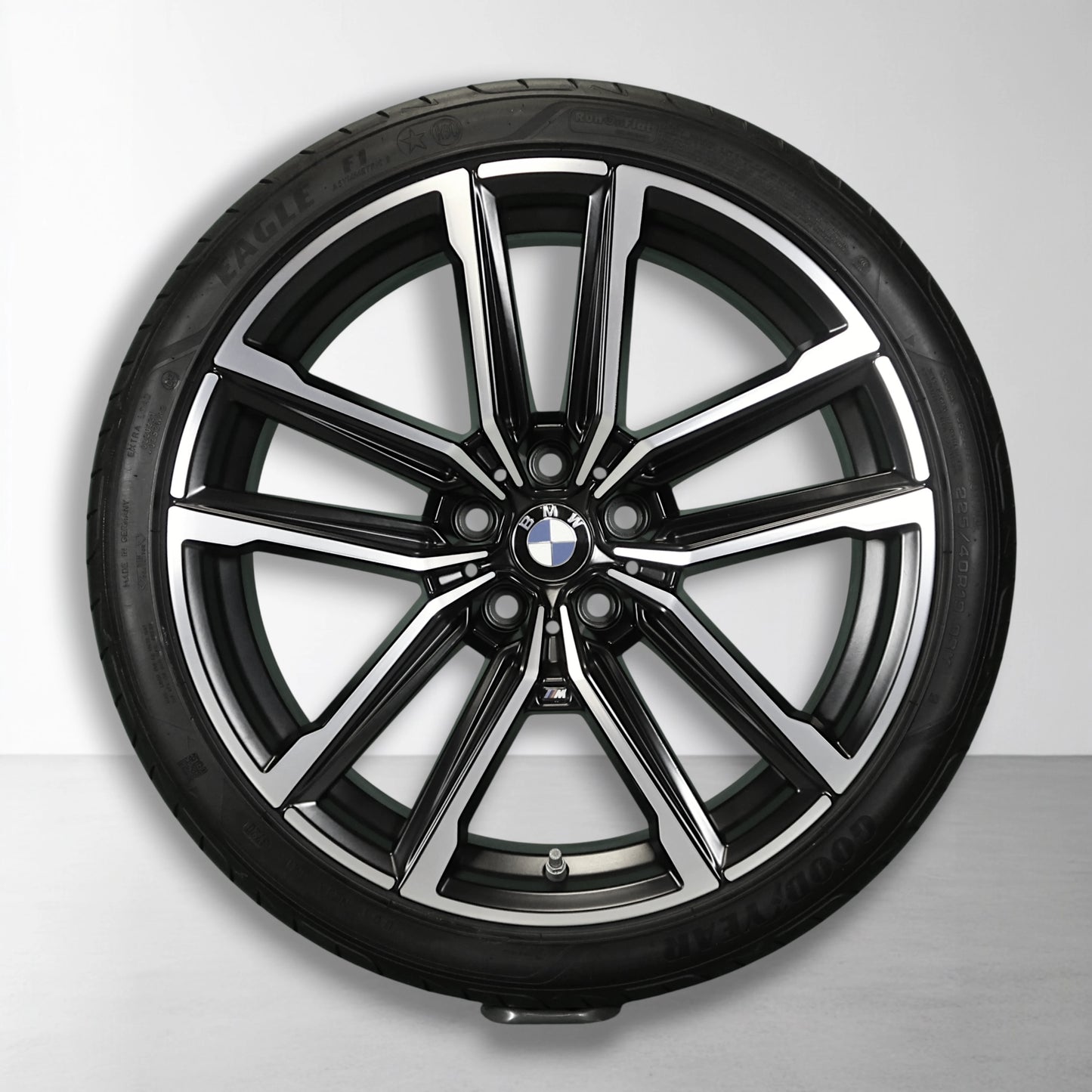 BMW velg met band, zwart-zilver gespaakt spaakdetail