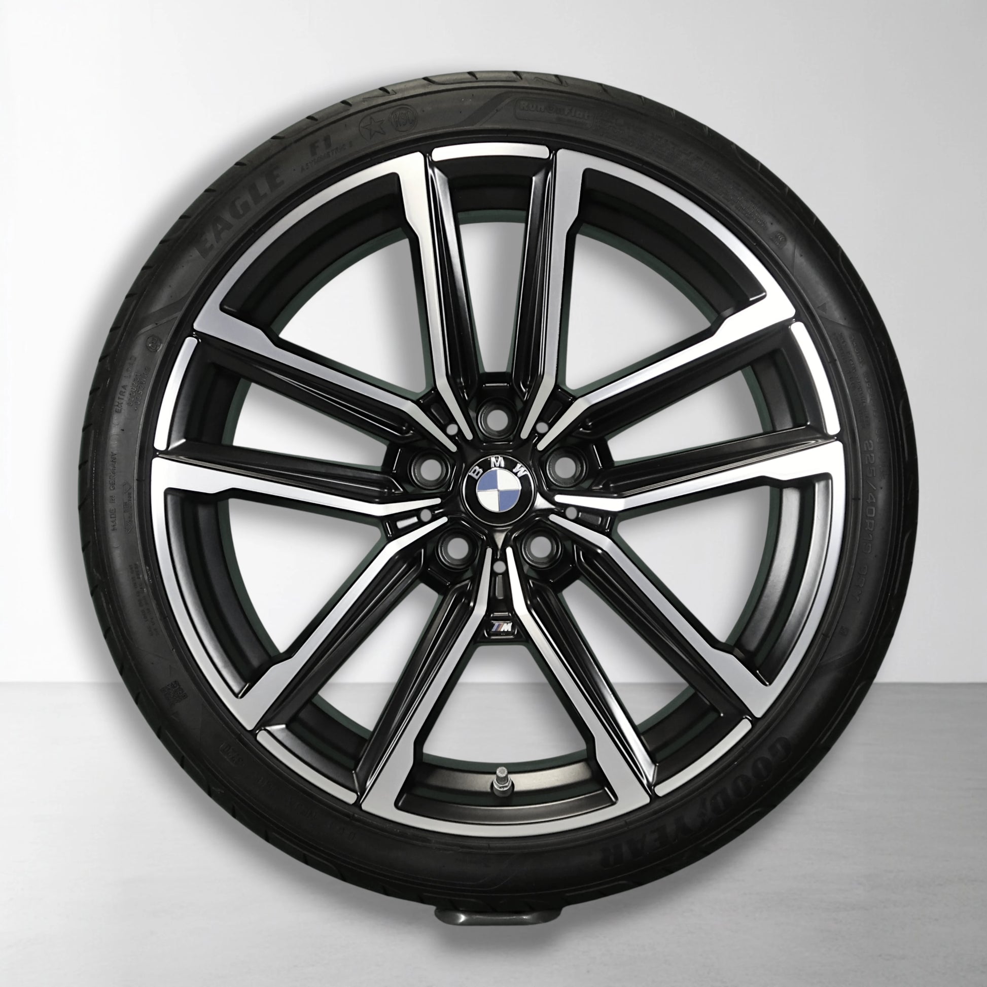 BMW velg met band, zwart-zilver gespaakt spaakdetail