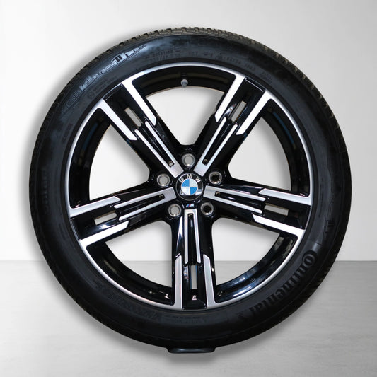 Zwarte BMW-velg met all-season band, vooraanzicht met naafcentrum