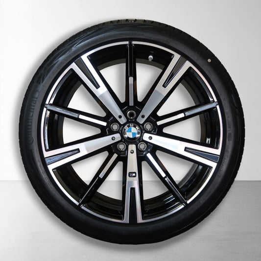 Zwarte 5-spaaks velg met BMW-embleem en zwarte zomerband.
