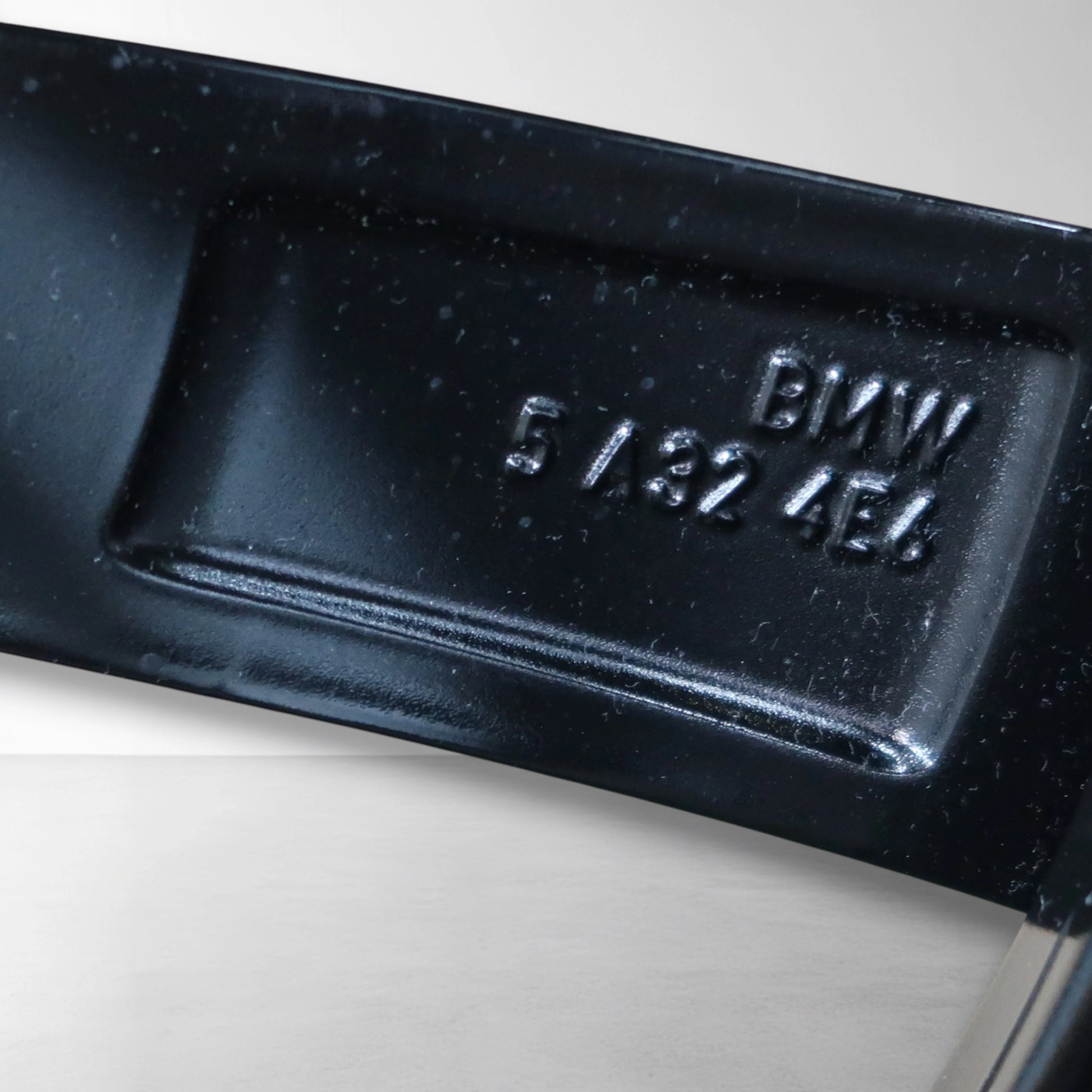 Zwarte BMW-wielaccessoire met gegraveerde nummeropdruk.