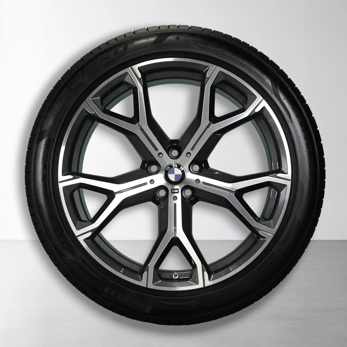 Enkele 21-inch BMW velg met zomerband, zwart-zilveren spaken en naaf.