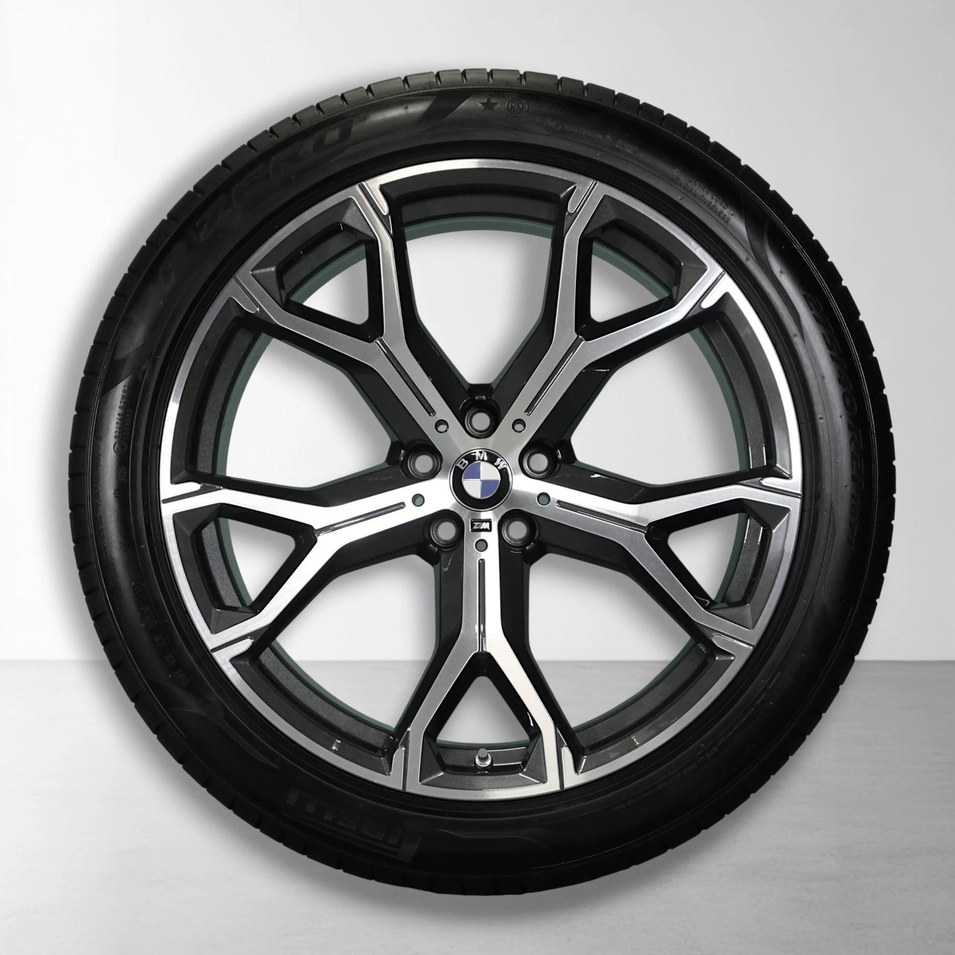 Enkele 21-inch BMW velg met zomerband, zwart-zilveren spaken en naaf.