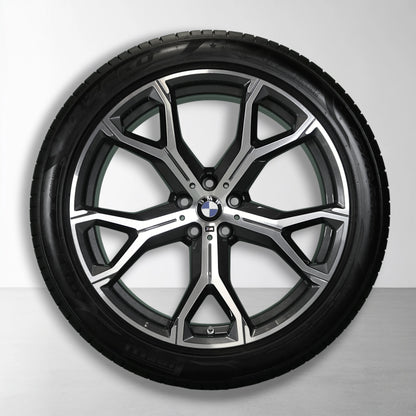 Enkele 21-inch BMW velg met zomerband, zwart-zilveren spaken en naaf.