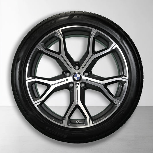 Enkele 21-inch BMW velg met zomerband, zwart-zilveren spaken en naaf.