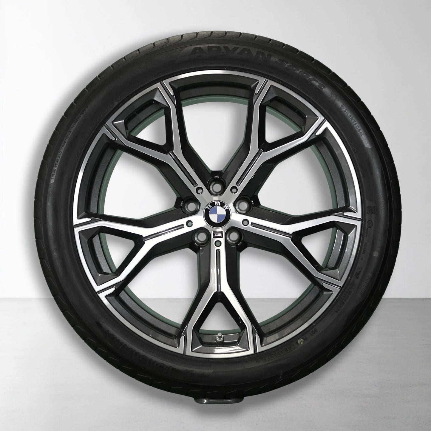 BMW 741M lichtmetalen velg 21 inch met zomerband: vijf-spaaks design, close-up