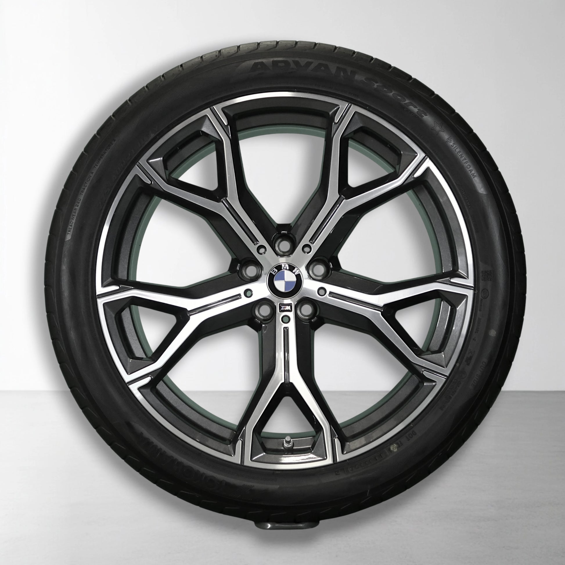 BMW 741M lichtmetalen velg 21 inch met zomerband: vijf-spaaks design, close-up