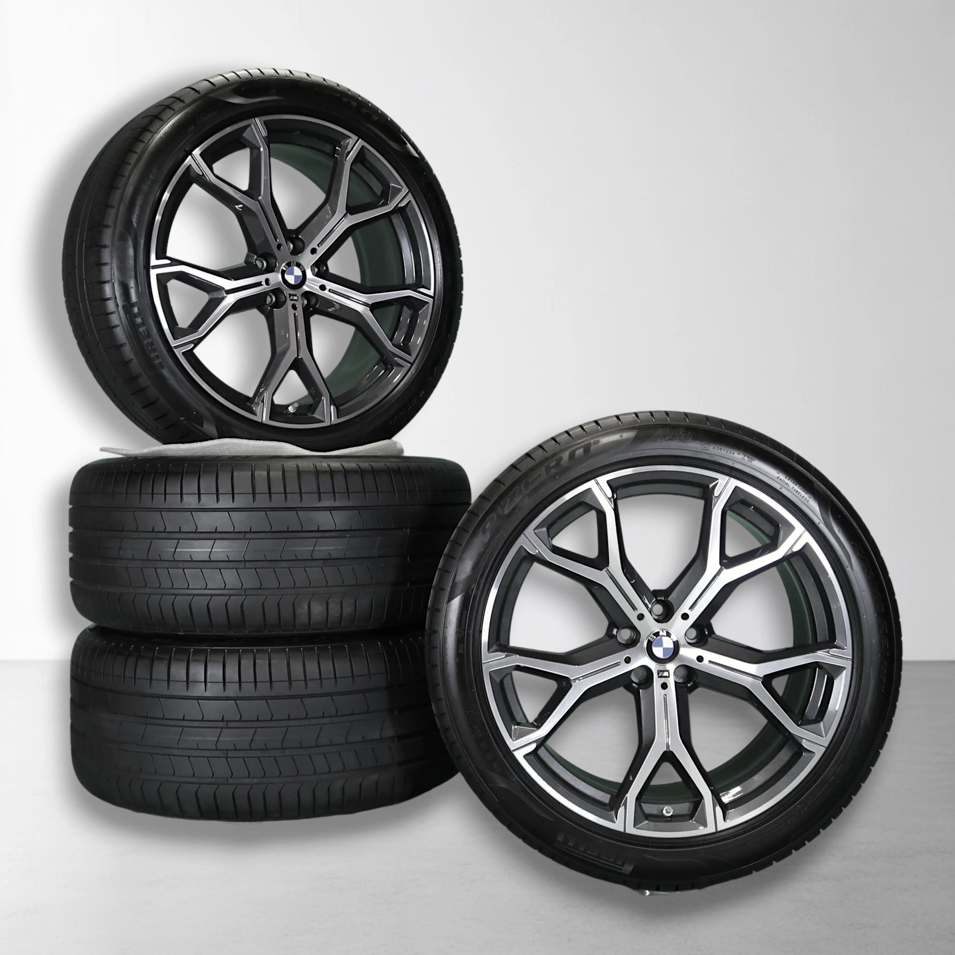 Twee 21-inch wielen met zomerbanden, BMW velgen met zwart-zilveren spaken.