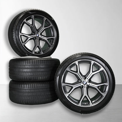 Twee 21-inch wielen met zomerbanden, BMW velgen met zwart-zilveren spaken.