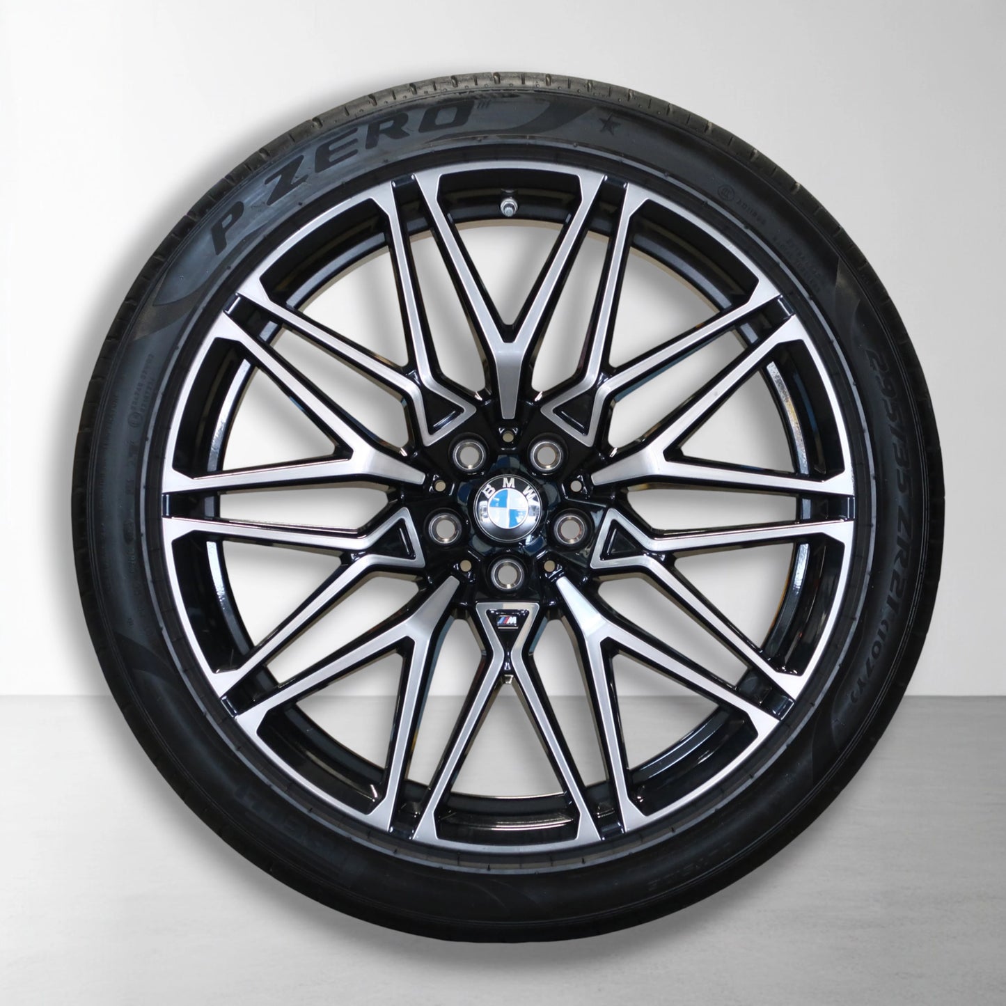 Originele lichtmetalen velg met zomerband, P ZER0-opdruk op band en zwart-zilver spaken.