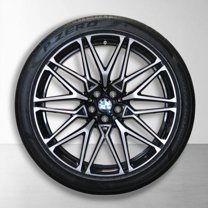 Originele lichtmetalen velg met zomerband, P ZER0-opdruk op band en zwart-zilver spaken.
